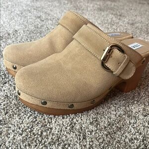 NWOT STEVE MADDEN CAMEL SUEDE CLOGS, size 9.5